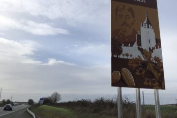 Panneau touristique sur l'autoroute